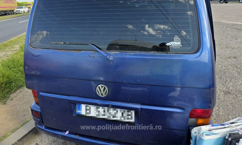 FOTO VIDEO Produse contrafăcute de aproximativ 100.000 de euro și zeci de mii de țigarete, depistate de polițiștii de frontieră 3 FOTO VIDEO Produse contrafăcute de aproximativ 100.000 de euro și zeci de mii de țigarete, depistate de polițiștii de frontieră 1746258641377 512 S4
