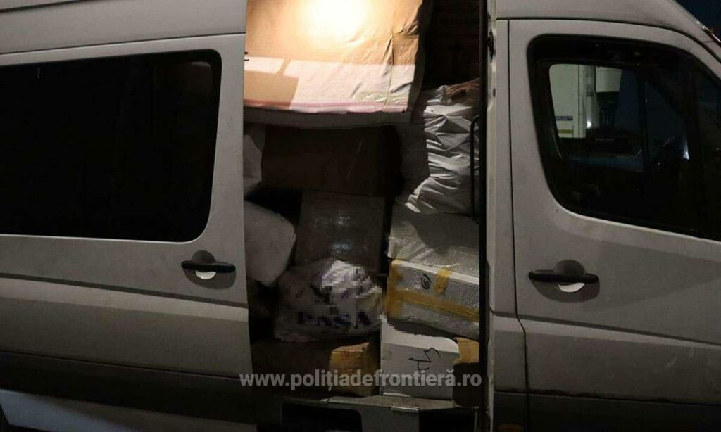 FOTO Peste 2000 de produse contrafăcute, în valoare de peste jumătate de milion de lei, oprite de la comercializare de polițiștii de frontieră 2 FOTO Peste 2000 de produse contrafăcute, în valoare de peste jumătate de milion de lei, oprite de la comercializare de polițiștii de frontieră 1746861868249 30349 S4