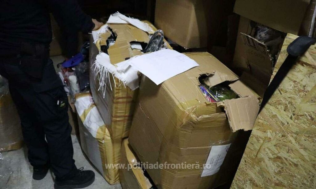 FOTO Peste 2000 de produse contrafăcute, în valoare de peste jumătate de milion de lei, oprite de la comercializare de polițiștii de frontieră 6 FOTO Peste 2000 de produse contrafăcute, în valoare de peste jumătate de milion de lei, oprite de la comercializare de polițiștii de frontieră 1746861871224 30344 S4