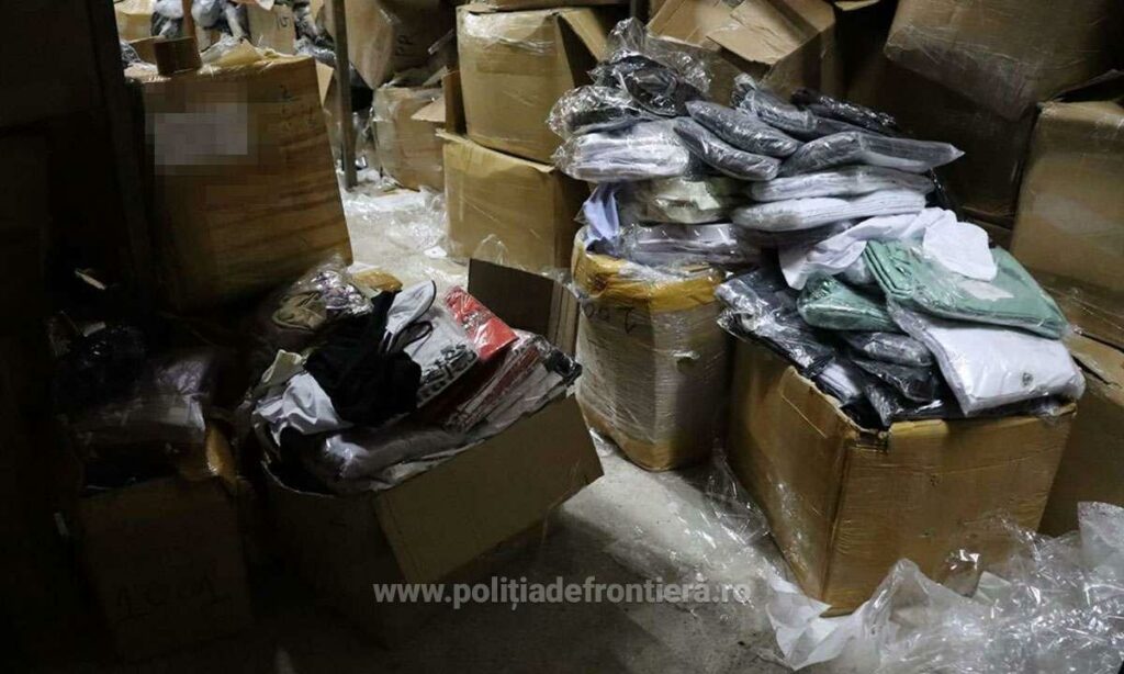 FOTO Peste 2000 de produse contrafăcute, în valoare de peste jumătate de milion de lei, oprite de la comercializare de polițiștii de frontieră 7 FOTO Peste 2000 de produse contrafăcute, în valoare de peste jumătate de milion de lei, oprite de la comercializare de polițiștii de frontieră 1746861872332 30343 S4