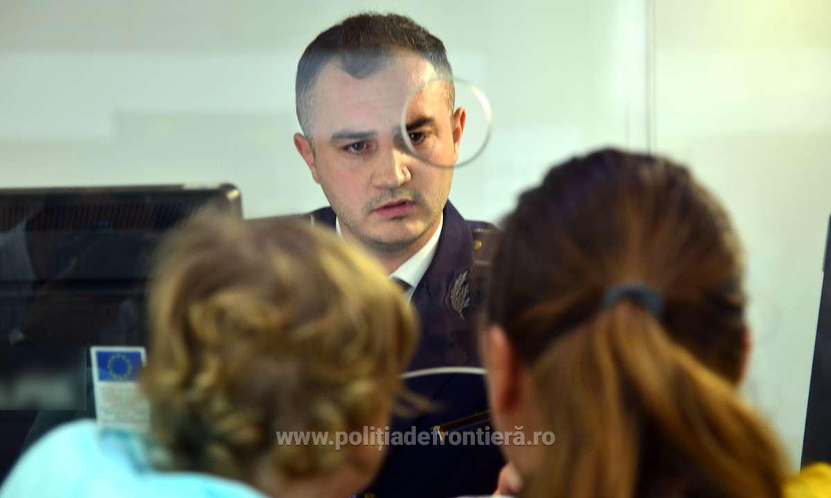Femeie cercetată după ce a încercat să intre în țară cu trei minori folosind pașapoarte aparținând altor persoane 1748162324271 36 S4