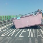FOTO VIDEO Piscină în mijlocul drumului: Remorca unui autoturism s-a răsturnat pe A2 1822b284 180c 4682 821d e69db1071351