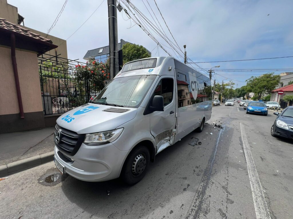 FOTO VIDEO O mașină s-a izbit de un microbuz CT Bus, pe strada Nicolae Iorga 3 FOTO VIDEO O mașină s-a izbit de un microbuz CT Bus, pe strada Nicolae Iorga 19a4009e c7bf 4612 b44a 040bbb50adfd