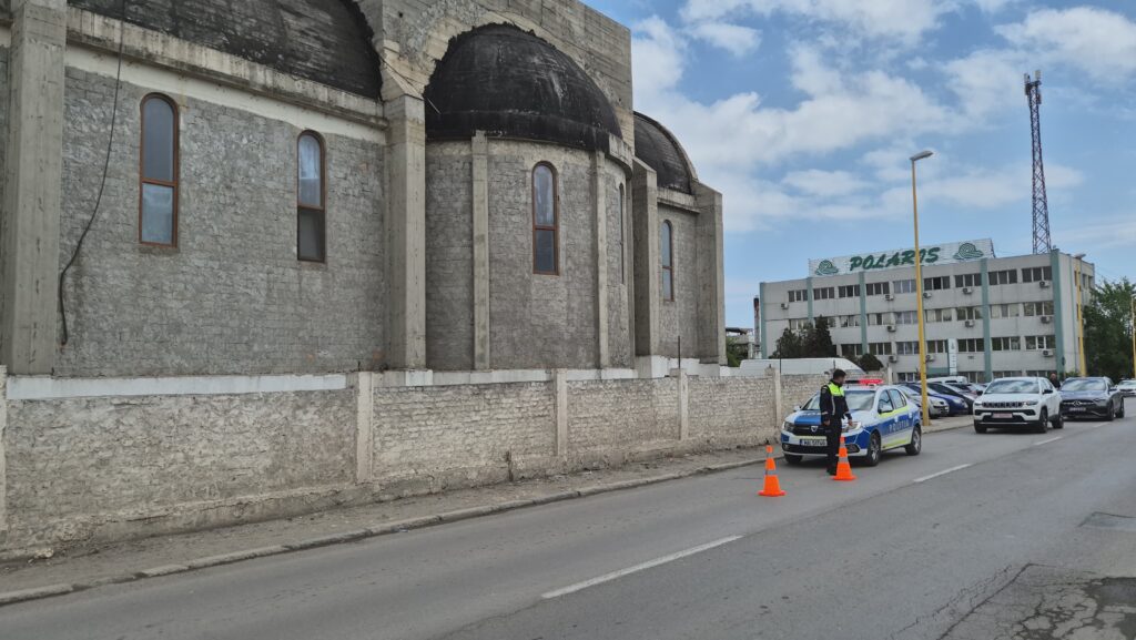 FOTO VIDEO Alertă! Un TÂNĂR a CĂZUT de pe acoperișul Bisericii Sfântul Nectarie, din zona Medeea UPDATE 5 FOTO VIDEO Alertă! Un TÂNĂR a CĂZUT de pe acoperișul Bisericii Sfântul Nectarie, din zona Medeea UPDATE 23961805 3ec7 492e 986f 62d2ec872b09
