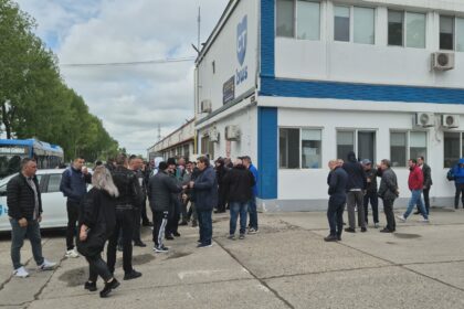 FOTO VIDEO Angajații CT Bus protestează în fața sediului/ Noul contract colectiv de muncă nu poate fi semnat 2af3f82c 603f 4dc3 aef9 295703e18fa0