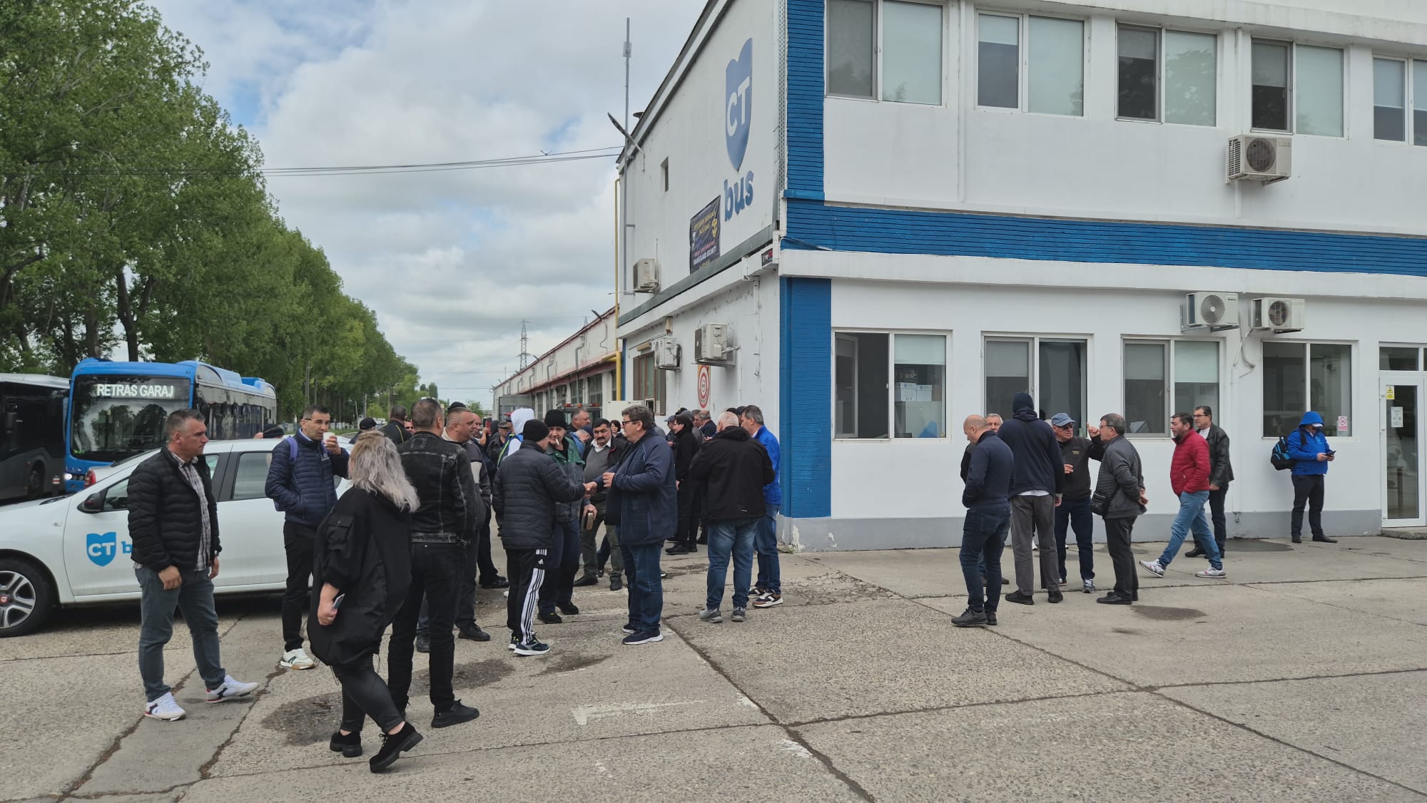 FOTO VIDEO Angajații CT Bus protestează în fața sediului/ Noul contract colectiv de muncă nu poate fi semnat 2af3f82c 603f 4dc3 aef9 295703e18fa0