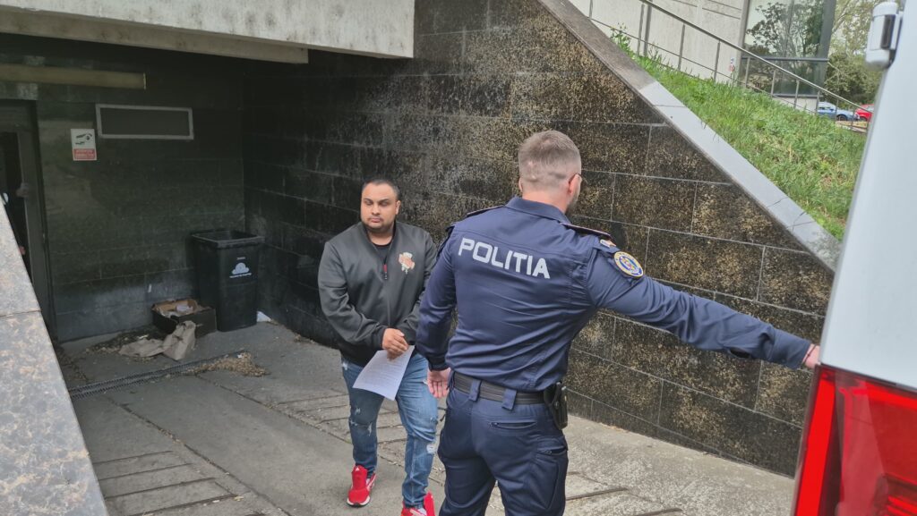 FOTO VIDEO Tânărul care a înjunghiat două persoane a fost ARESTAT preventiv 2 FOTO VIDEO Tânărul care a înjunghiat două persoane a fost ARESTAT preventiv 2d046c8b b0b7 49fa b799 27d5960ef3ae 1