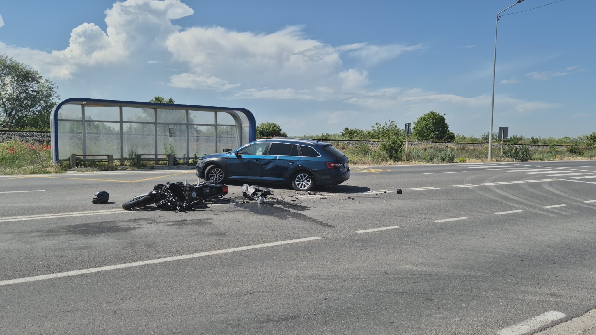 FOTO VIDEO Accident între o mașină și o motocicletă, în zona Petromidia/ O victimă este inconștientă UPDATE 333a398c ba45 40b0 9a2e 99a5807ad268