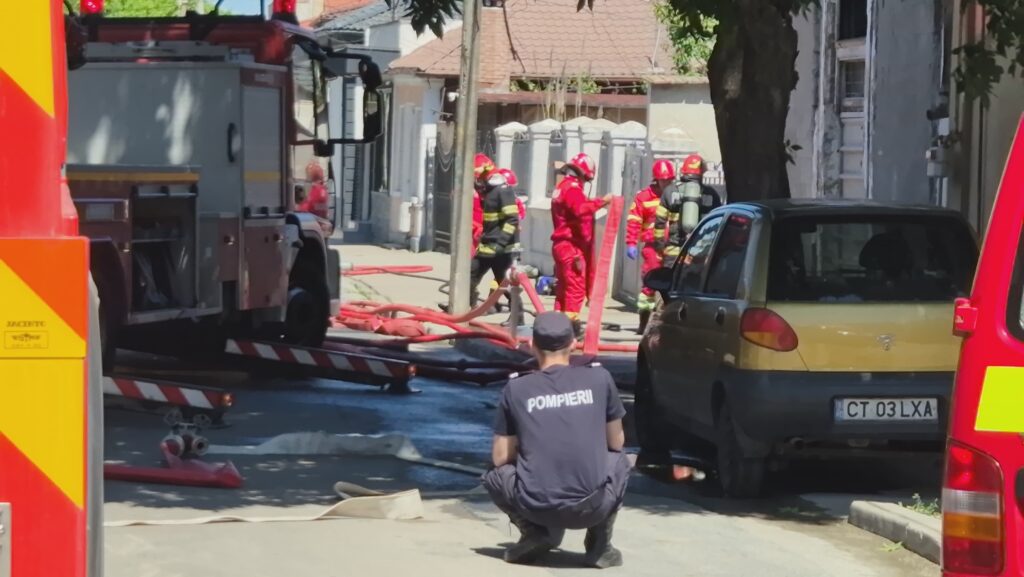 FOTO VIDEO Alertă! Un incendiu a izbucnit la o casă din Constanța 2 FOTO VIDEO Alertă! Un incendiu a izbucnit la o casă din Constanța 3f17aea8 11ff 4603 b8d0 29d5c19e1cfd