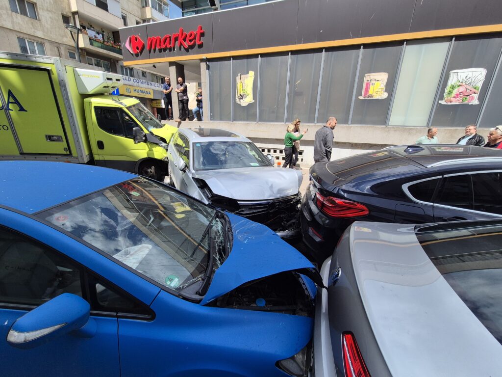 FOTO VIDEO Accident grav cu ȘASE autoturisme, în centrul Constanței/ O victimă este ÎNCARCERATĂ 16 FOTO VIDEO Accident grav cu ȘASE autoturisme, în centrul Constanței/ O victimă este ÎNCARCERATĂ 43de09c7 6569 4db4 b7da 9405d31a776c