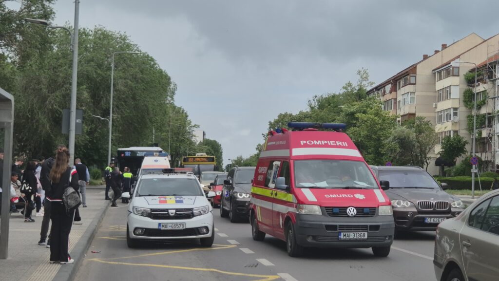 FOTO VIDEO Accident între o mașină și un autobuz, în zona Delfinariului/ Mai mulți călători au nevoie de îngrijiri medicale UPDATE 4 FOTO VIDEO Accident între o mașină și un autobuz, în zona Delfinariului/ Mai mulți călători au nevoie de îngrijiri medicale UPDATE 4883fbdc 9b25 4ae1 b11d eb0c87caa8be