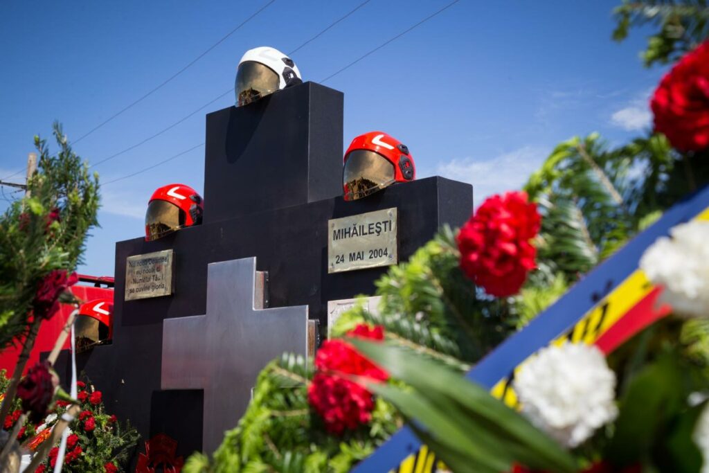 21 de ani de la tragedia de la Mihăilești. O explozie devastatoare a ucis 18 persoane, printre care șapte pompieri și doi jurnaliști 2 21 de ani de la tragedia de la Mihăilești. O explozie devastatoare a ucis 18 persoane, printre care șapte pompieri și doi jurnaliști 494370433 1118554723649198 2018156788593478421 n