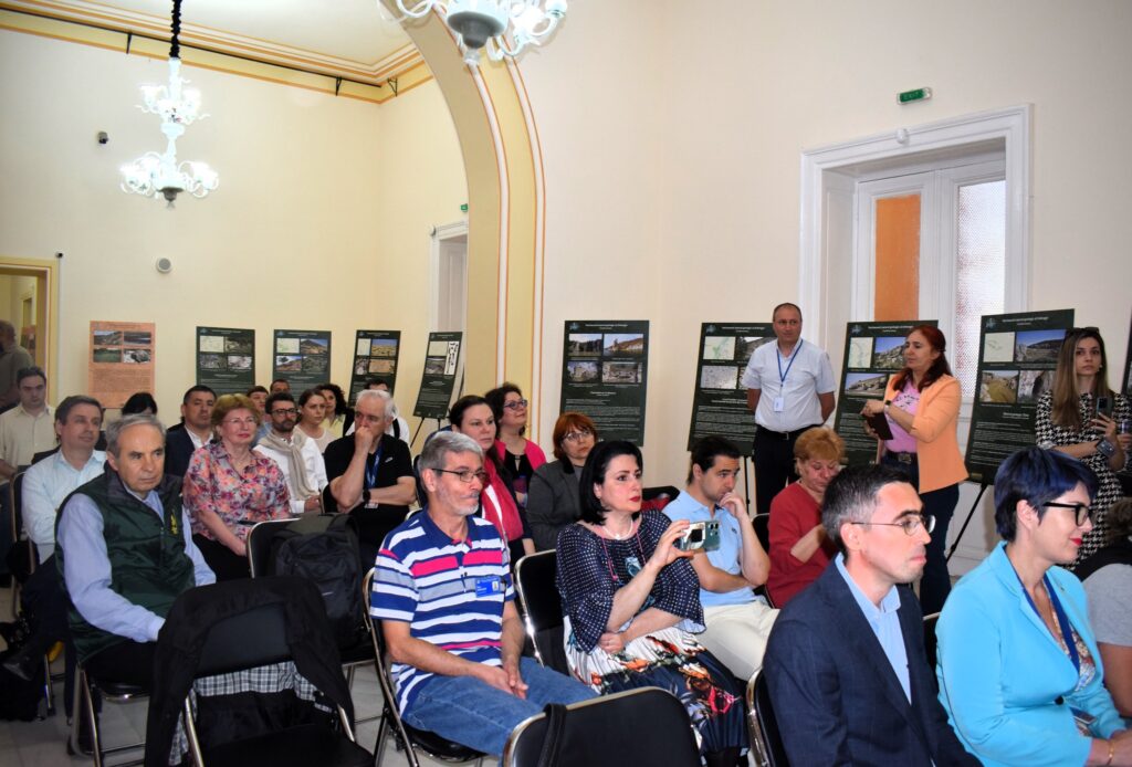 „Patrimoniul cultural și natural al Dobrogei”, în expoziție la Muzeul Geologic Național 2 „Patrimoniul cultural și natural al Dobrogei”, în expoziție la Muzeul Geologic Național 495126425 1315926040043766 5491101653959392102 n
