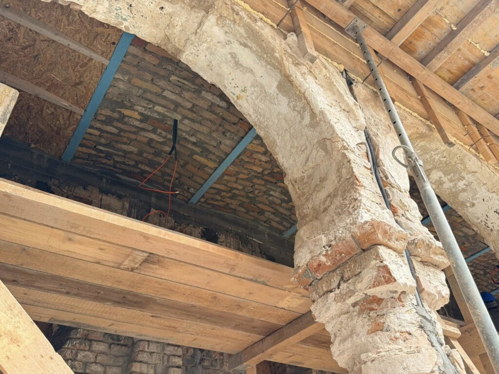 FOTO Lucrările de reabilitare la Sinagoga Mare din Constanța avansează 6 FOTO Lucrările de reabilitare la Sinagoga Mare din Constanța avansează 495574461 1119212460248047 534265743167174335 n