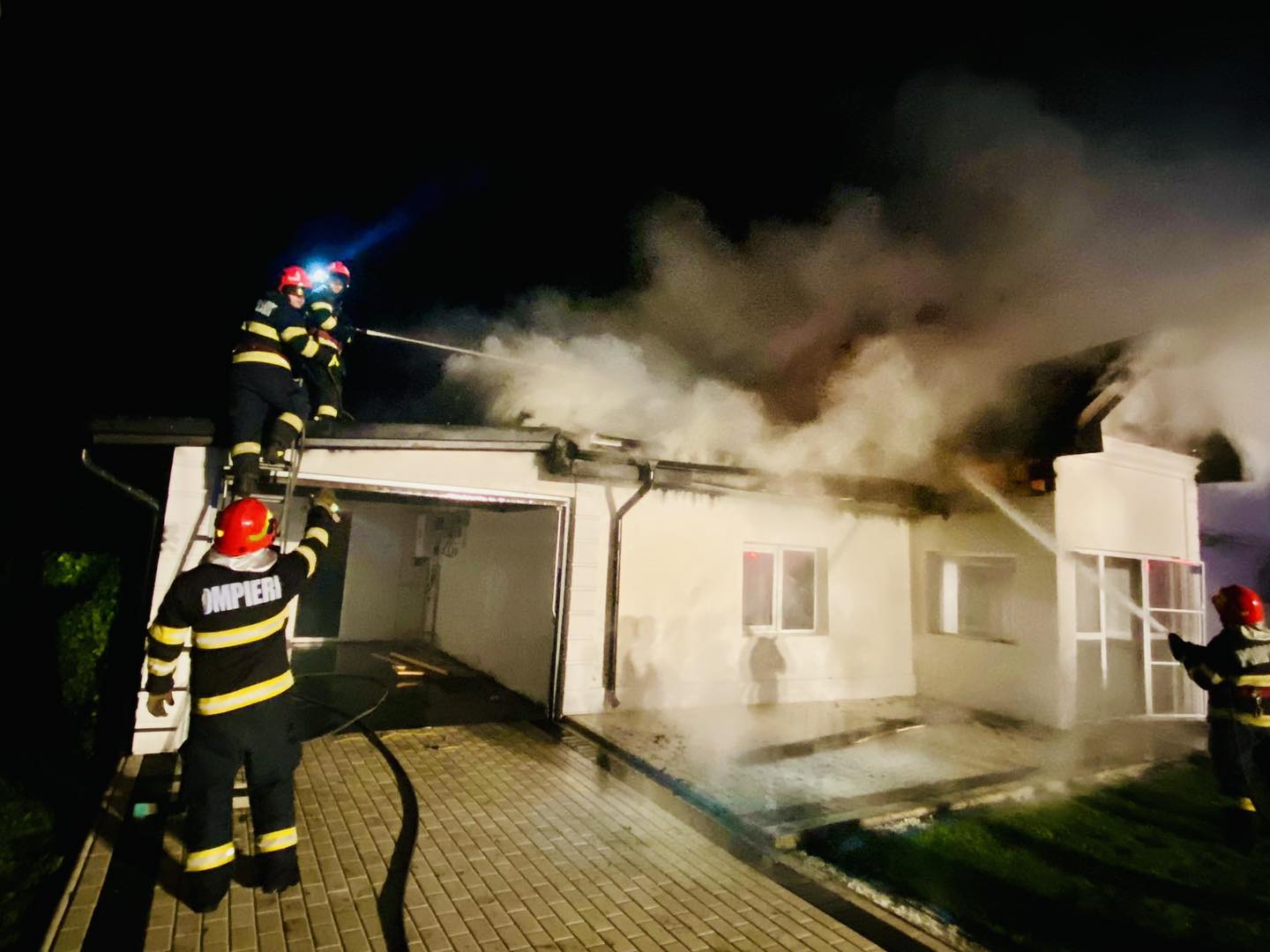 Incendiu puternic în Topraisar! Patru autospeciale și un echipaj SMURD au intervenit la fața locului 499323786 1095826175925486 6648056805524181565 n