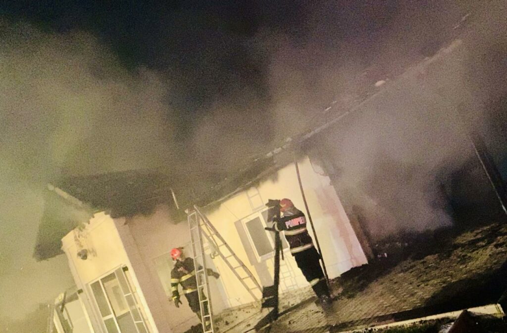 Incendiu puternic în Topraisar! Patru autospeciale și un echipaj SMURD au intervenit la fața locului 2 Incendiu puternic în Topraisar! Patru autospeciale și un echipaj SMURD au intervenit la fața locului 499714094 1095826182592152 7506186994928159428 n