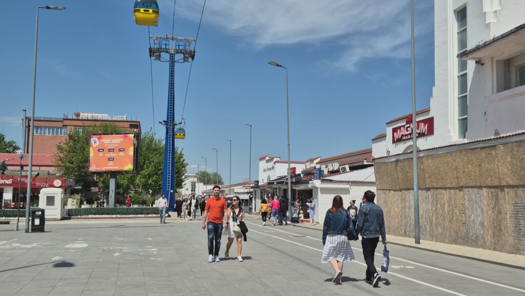 FOTO VIDEO Start de sezon la Mamaia/ Turiștii și constănțenii au umplut faleza de 1 Mai 2 FOTO VIDEO Start de sezon la Mamaia/ Turiștii și constănțenii au umplut faleza de 1 Mai 49a2fd1a df2e 4567 a663 d1ba586b78cd