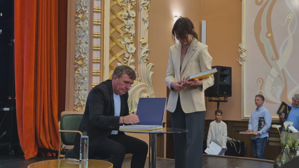 FOTO VIDEO Moment special pentru Gheorghe Hagi! Eveniment pentru lansarea autobiografiei, la Cazinoul din Constanța TEXT LIVE 12 FOTO VIDEO Moment special pentru Gheorghe Hagi! Eveniment pentru lansarea autobiografiei, la Cazinoul din Constanța TEXT LIVE 4d85f61f ecde 40e9 bc3d 146e72d95805