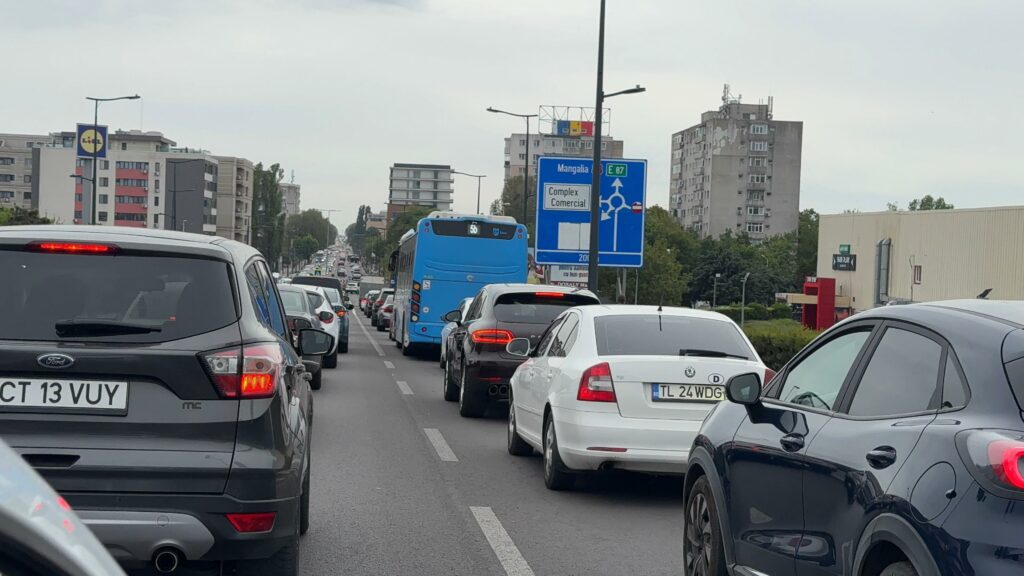 FOTO VIDEO Șoferi, evitați Șoseaua Mangaliei! Se circulă bară la bară 548e32a4 ca4d 4291 a536 7865d15ca9be