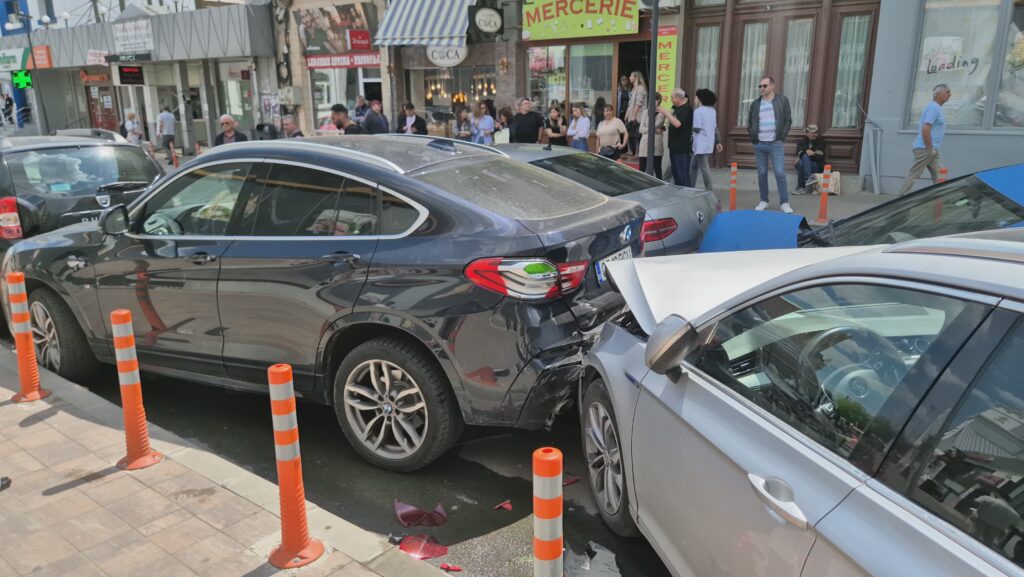 FOTO VIDEO Accident grav cu ȘASE autoturisme, în centrul Constanței/ O victimă este ÎNCARCERATĂ 2 FOTO VIDEO Accident grav cu ȘASE autoturisme, în centrul Constanței/ O victimă este ÎNCARCERATĂ 549cd766 2d46 433f aacc b432f31de37d