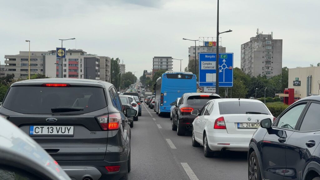 FOTO VIDEO Șoferi, evitați Șoseaua Mangaliei! Se circulă bară la bară 55601bec 1a73 4067 a619 4dc47c3b63e6