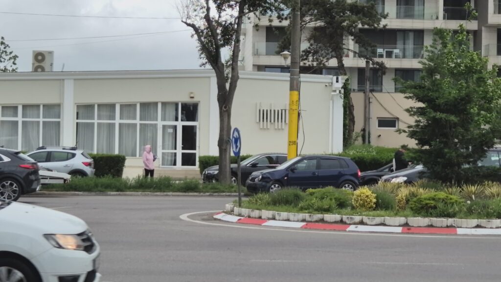 FOTO VIDEO Două mașini s-au tamponat în sensul giratoriu de la Cazinoul din Mamaia 58d76604 bfd6 453a 9e1c dd91af3b0e92