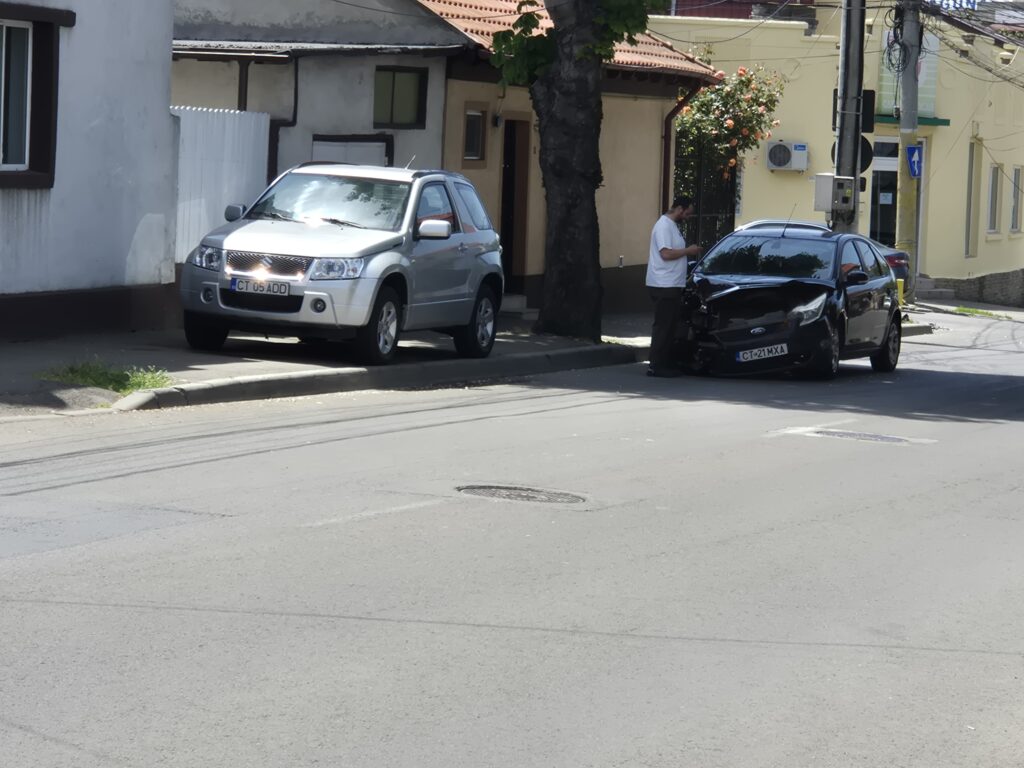 FOTO VIDEO O mașină s-a izbit de un microbuz CT Bus, pe strada Nicolae Iorga 7 FOTO VIDEO O mașină s-a izbit de un microbuz CT Bus, pe strada Nicolae Iorga 5bdc7087 3987 46e3 b058 a586647e3341