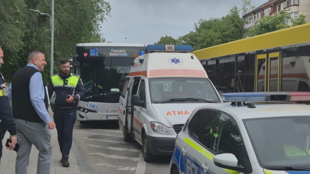 FOTO VIDEO Accident între o mașină și un autobuz, în zona Delfinariului/ Mai mulți călători au nevoie de îngrijiri medicale UPDATE 3 FOTO VIDEO Accident între o mașină și un autobuz, în zona Delfinariului/ Mai mulți călători au nevoie de îngrijiri medicale UPDATE 5e1f7938 0fd2 44e3 8610 d489edf46d86