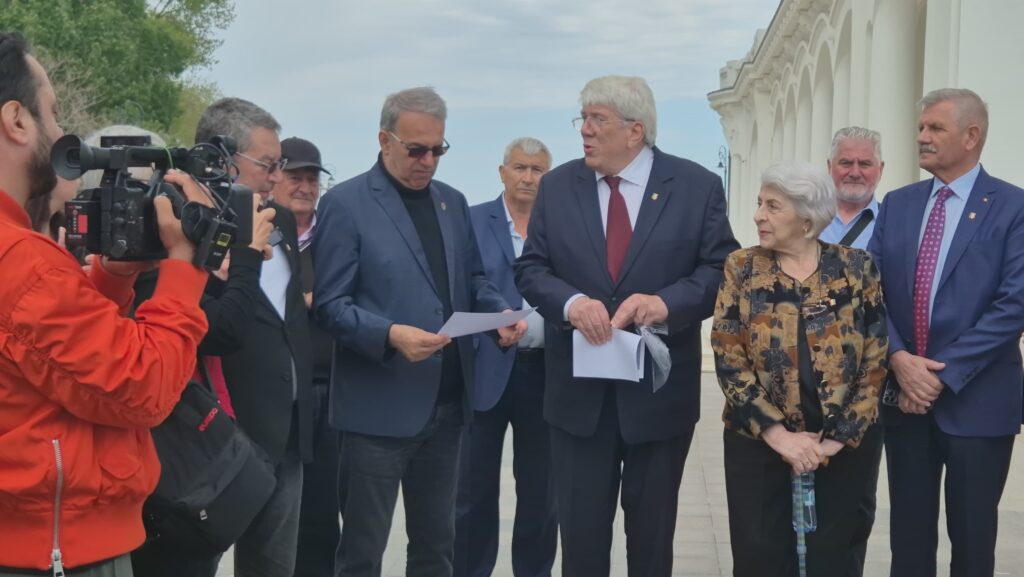 FOTO VIDEO Placa memorială dedicată deținuților politici care au participat la refacerea Cazinoului, dezvelită pe faleză 2 FOTO VIDEO Placa memorială dedicată deținuților politici care au participat la refacerea Cazinoului, dezvelită pe faleză 5f2d6e49 ddba 4bc9 b3f2 31bfaadb9245