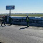 O cisternă încărcată cu bitum s-a răsturnat în sensul giratoriu de la intrarea în localitatea 23 august 62241738