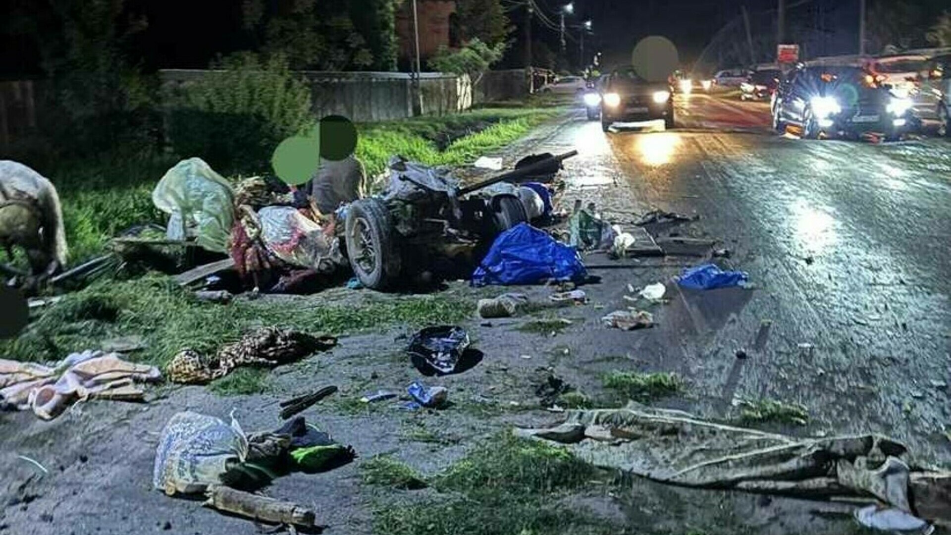O căruță cu 10 persoane a fost spulberată de o mașină condusă de un șofer beat și cu permisul anulat 62542673