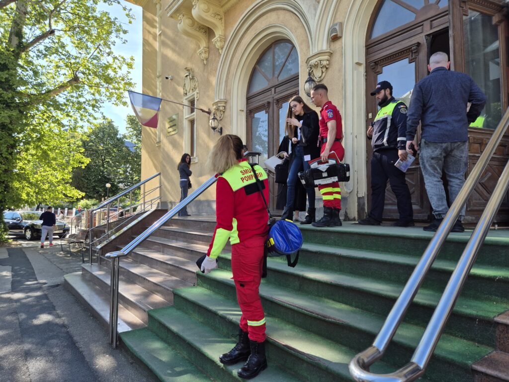 FOTO VIDEO O avocată a avut nevoie de îngrijiri medicale după ce i s-a făcut rău în sala de judecată 5 FOTO VIDEO O avocată a avut nevoie de îngrijiri medicale după ce i s-a făcut rău în sala de judecată 6fff7ef6 9598 477f a90a dab4fb0c615e