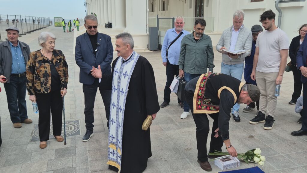 FOTO VIDEO Placa memorială dedicată deținuților politici care au participat la refacerea Cazinoului, dezvelită pe faleză 4 FOTO VIDEO Placa memorială dedicată deținuților politici care au participat la refacerea Cazinoului, dezvelită pe faleză 70cfdd75 0952 4ce8 b2c8 bf31e8baba2f