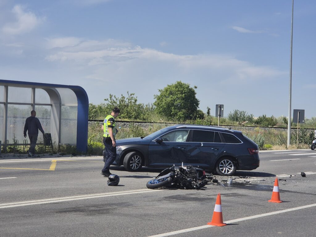 FOTO VIDEO Accident între o mașină și o motocicletă, în zona Petromidia/ O victimă este inconștientă UPDATE 12 FOTO VIDEO Accident între o mașină și o motocicletă, în zona Petromidia/ O victimă este inconștientă UPDATE 73cb2dda 4245 488f b77d 3247046e2654