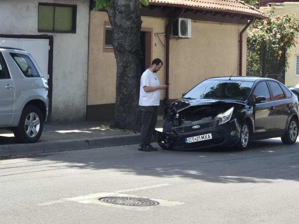 FOTO VIDEO O mașină s-a izbit de un microbuz CT Bus, pe strada Nicolae Iorga 9 FOTO VIDEO O mașină s-a izbit de un microbuz CT Bus, pe strada Nicolae Iorga 798ee305 9fb6 4121 a878 a4c6f395d140