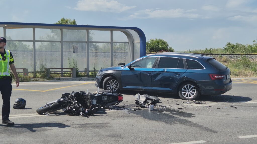 FOTO VIDEO Accident între o mașină și o motocicletă, în zona Petromidia/ O victimă este inconștientă UPDATE 4 FOTO VIDEO Accident între o mașină și o motocicletă, în zona Petromidia/ O victimă este inconștientă UPDATE 81d2046e 47cf 4613 b2b5 363df9164ba6
