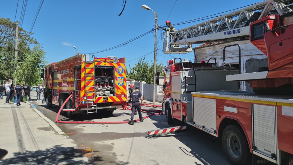 FOTO VIDEO Alertă! Un incendiu a izbucnit la o casă din Constanța 4 FOTO VIDEO Alertă! Un incendiu a izbucnit la o casă din Constanța 82ddeb08 de20 4a82 80bc b9fb1ac82602