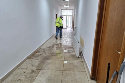Vot întrerupt temporar la o secție din Mamaia: O femeie a desprins un calorifer din perete 84857649 457d 4608 a6bc 18c184300c3e
