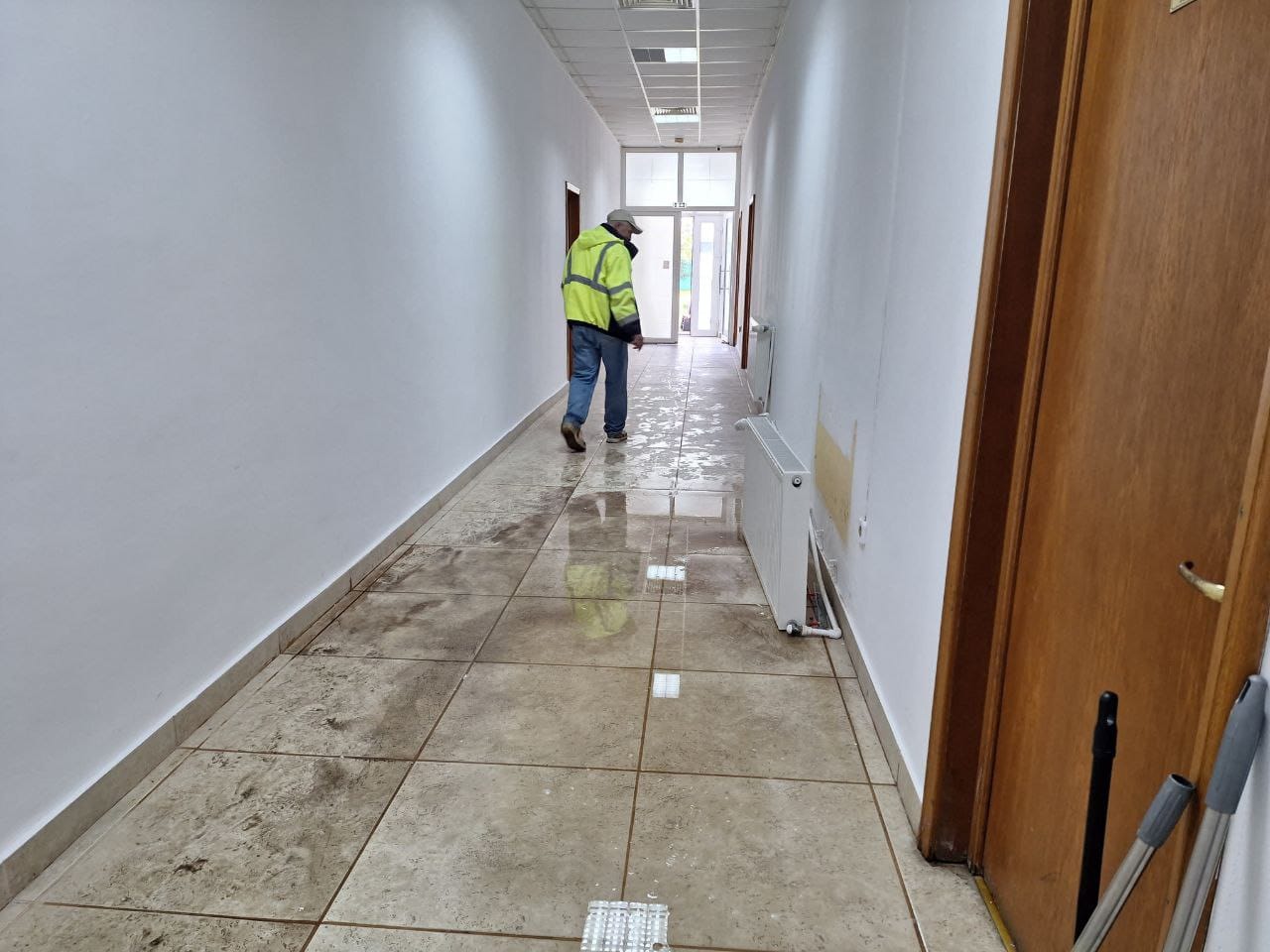 Vot întrerupt temporar la o secție din Mamaia: O femeie a desprins un calorifer din perete 84857649 457d 4608 a6bc 18c184300c3e
