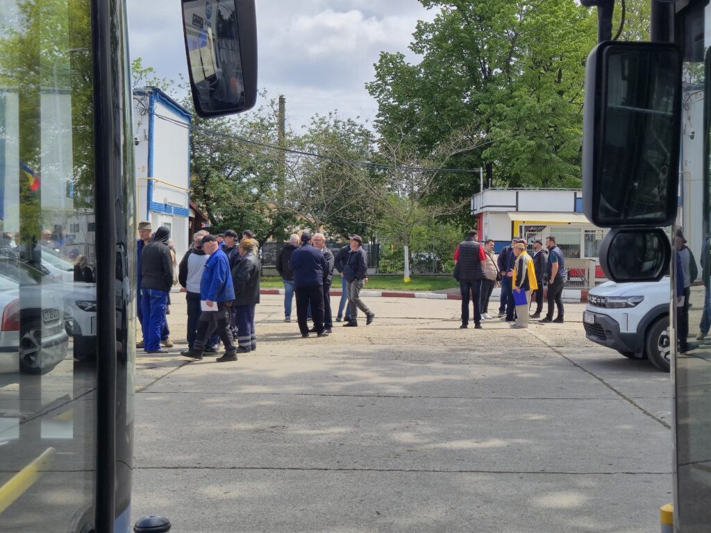 FOTO VIDEO Angajații CT Bus protestează în fața sediului/ Noul contract colectiv de muncă nu poate fi semnat 10 FOTO VIDEO Angajații CT Bus protestează în fața sediului/ Noul contract colectiv de muncă nu poate fi semnat 85a50331 2682 41b5 ba9a d2df14c2b9cc