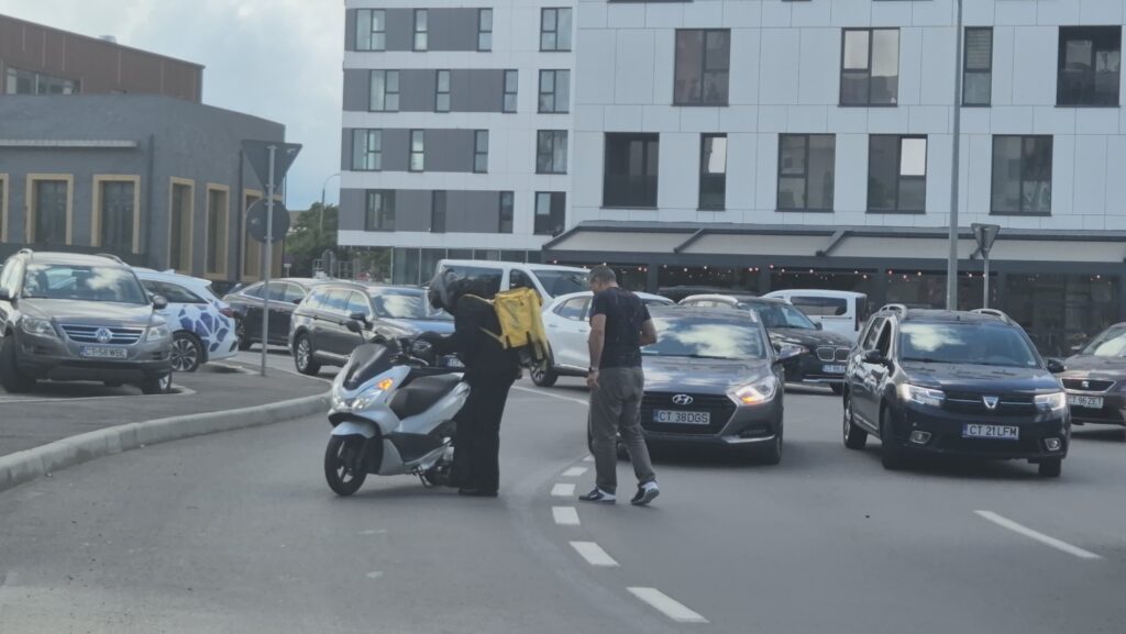 FOTO VIDEO Un livrator Glovo a fost implicat într-un accident, în sensul giratoriu de la Campus 6 FOTO VIDEO Un livrator Glovo a fost implicat într-un accident, în sensul giratoriu de la Campus 872a0761 5573 4b56 903b 97a3a091874a