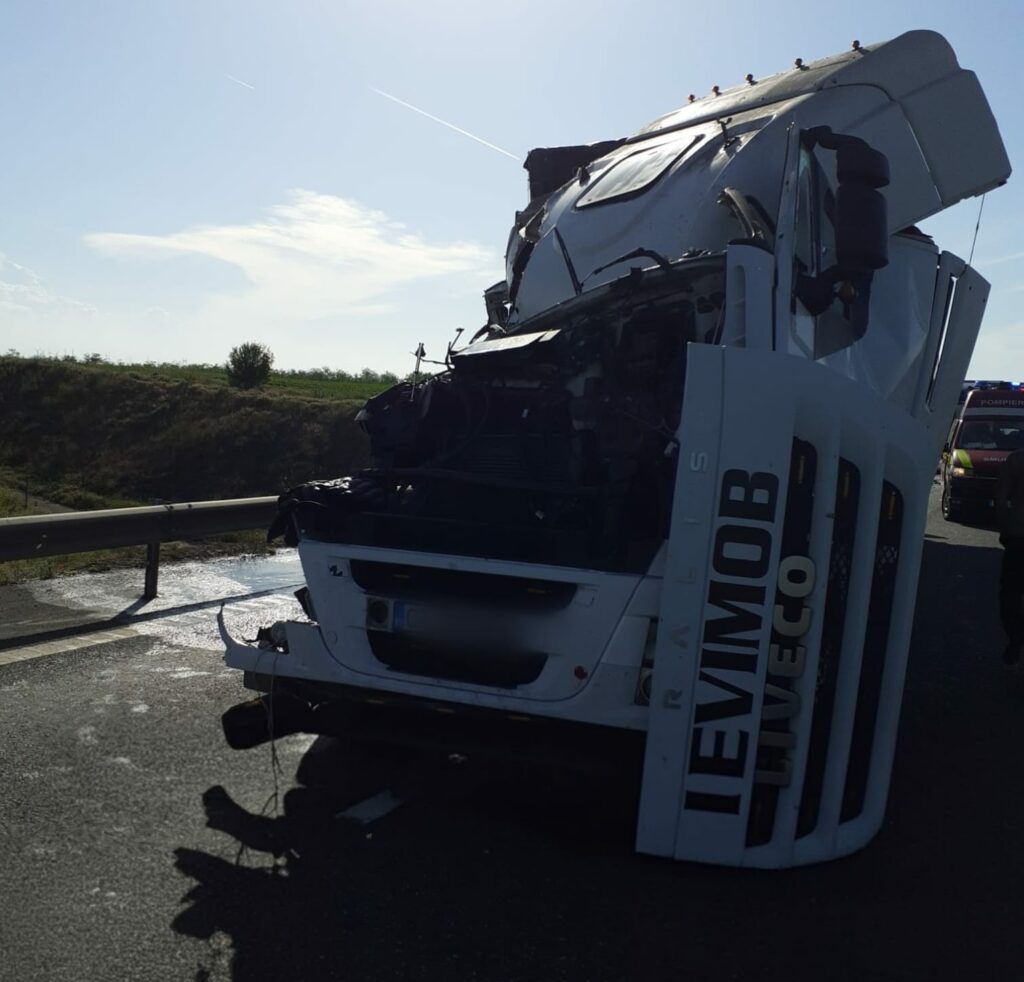 FOTO VIDEO Accident între două TIRURI, cu o persoană ÎNCARCERATĂ, pe Autostrada A2. Intervine elicopterul SMURD 3 FOTO VIDEO Accident între două TIRURI, cu o persoană ÎNCARCERATĂ, pe Autostrada A2. Intervine elicopterul SMURD 8c4ac71b cae8 4605 84de 27b3c9a30f09