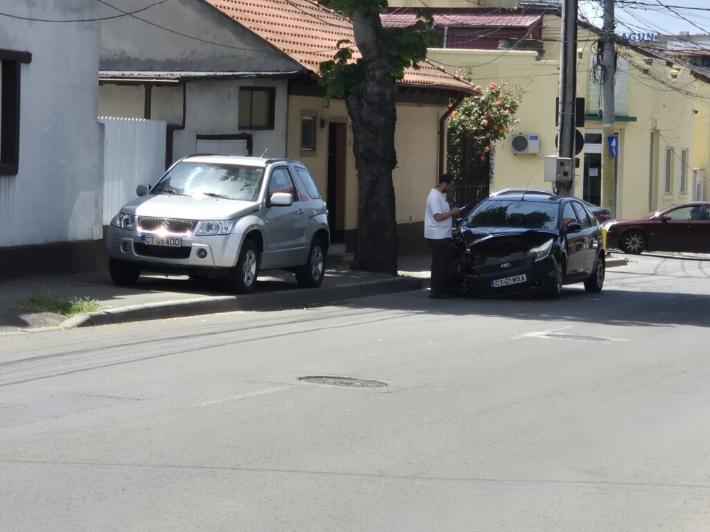FOTO VIDEO O mașină s-a izbit de un microbuz CT Bus, pe strada Nicolae Iorga 8 FOTO VIDEO O mașină s-a izbit de un microbuz CT Bus, pe strada Nicolae Iorga 8cd140ea ebb8 4ec9 9e26 ed818edb395f