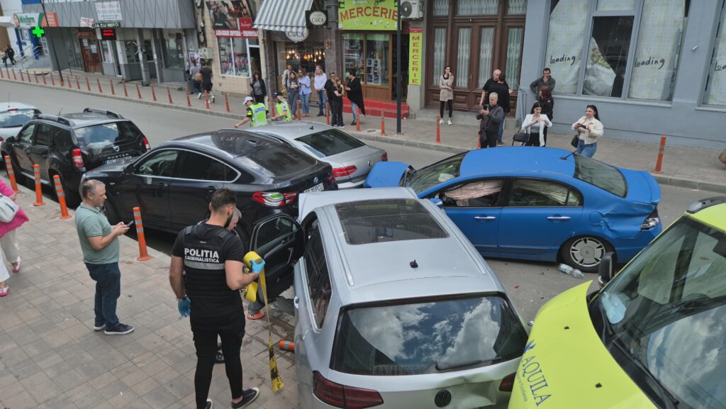 FOTO VIDEO Accident grav cu ȘASE autoturisme, în centrul Constanței/ O victimă este ÎNCARCERATĂ 7 FOTO VIDEO Accident grav cu ȘASE autoturisme, în centrul Constanței/ O victimă este ÎNCARCERATĂ 8ce254dc 686a 42a2 a8e4 522e87916f28