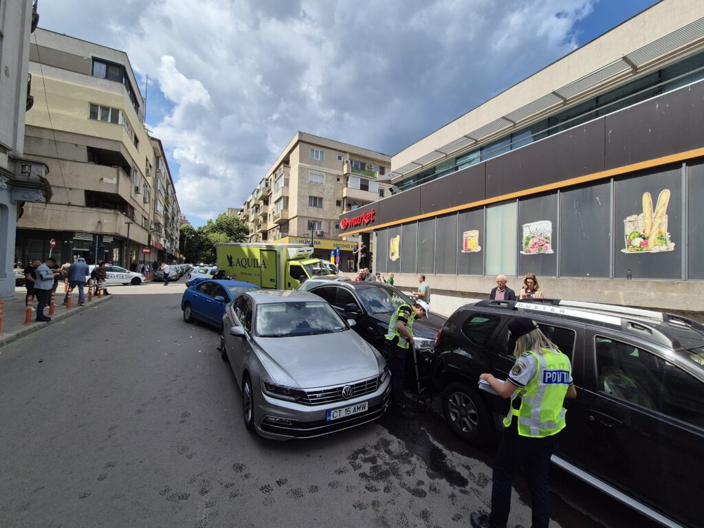 FOTO VIDEO Accident grav cu ȘASE autoturisme, în centrul Constanței/ O victimă este ÎNCARCERATĂ 15 FOTO VIDEO Accident grav cu ȘASE autoturisme, în centrul Constanței/ O victimă este ÎNCARCERATĂ 8e01181f b56a 434c b9a0 fa2524e1befe