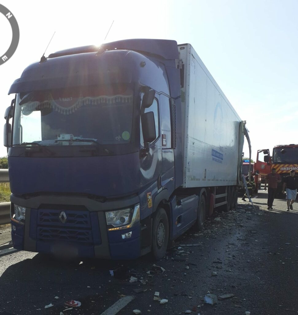 FOTO VIDEO Accident între două TIRURI, cu o persoană ÎNCARCERATĂ, pe Autostrada A2. Intervine elicopterul SMURD 4 FOTO VIDEO Accident între două TIRURI, cu o persoană ÎNCARCERATĂ, pe Autostrada A2. Intervine elicopterul SMURD 983cd6c7 6b61 47c2 b138 965341a97345
