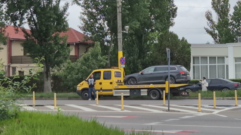 FOTO VIDEO Două mașini s-au tamponat în sensul giratoriu de la Cazinoul din Mamaia 9b9db76c bc86 4599 a6c0 d15ca98a5375