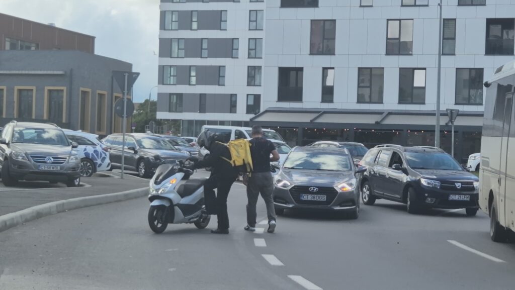 FOTO VIDEO Un livrator Glovo a fost implicat într-un accident, în sensul giratoriu de la Campus 2 FOTO VIDEO Un livrator Glovo a fost implicat într-un accident, în sensul giratoriu de la Campus 9c413ff1 452b 4f9b bbc8 aec5843723d2