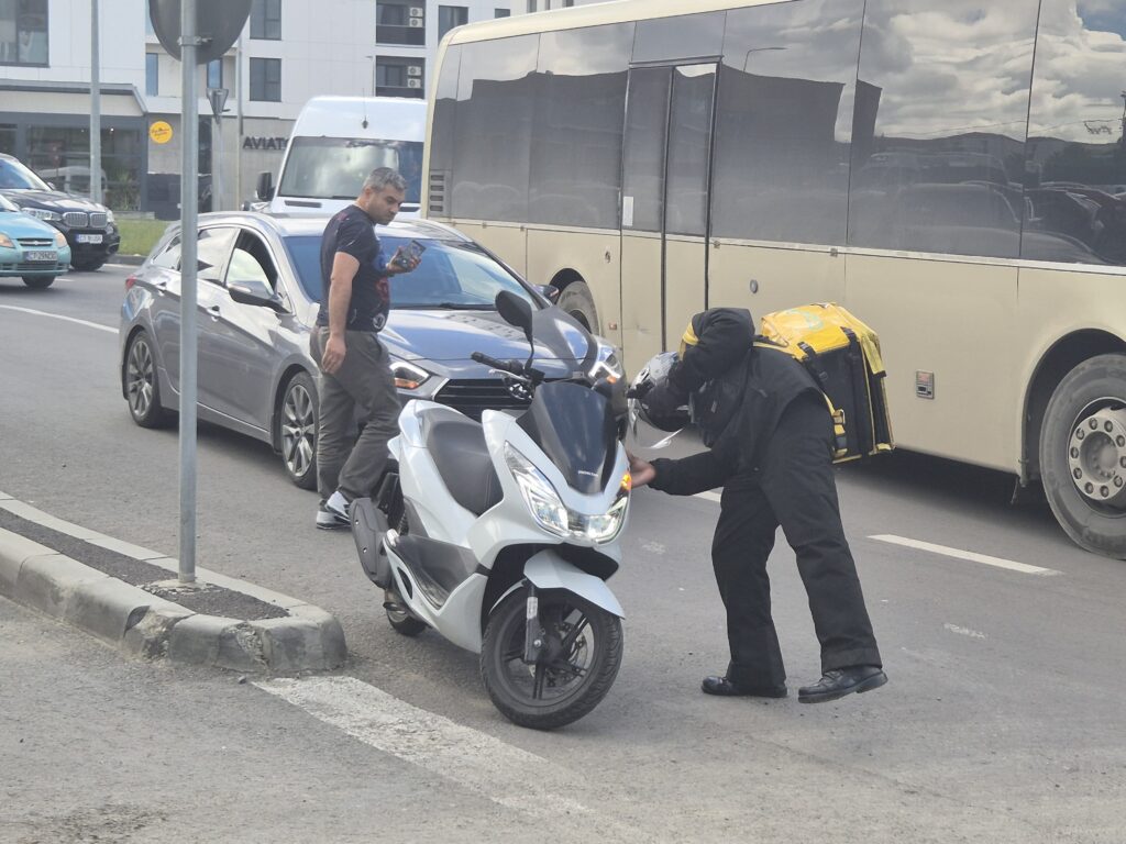 FOTO VIDEO Un livrator Glovo a fost implicat într-un accident, în sensul giratoriu de la Campus 3 FOTO VIDEO Un livrator Glovo a fost implicat într-un accident, în sensul giratoriu de la Campus 9ca23b5c e28c 48c3 94b1 182b0c1efa63 1