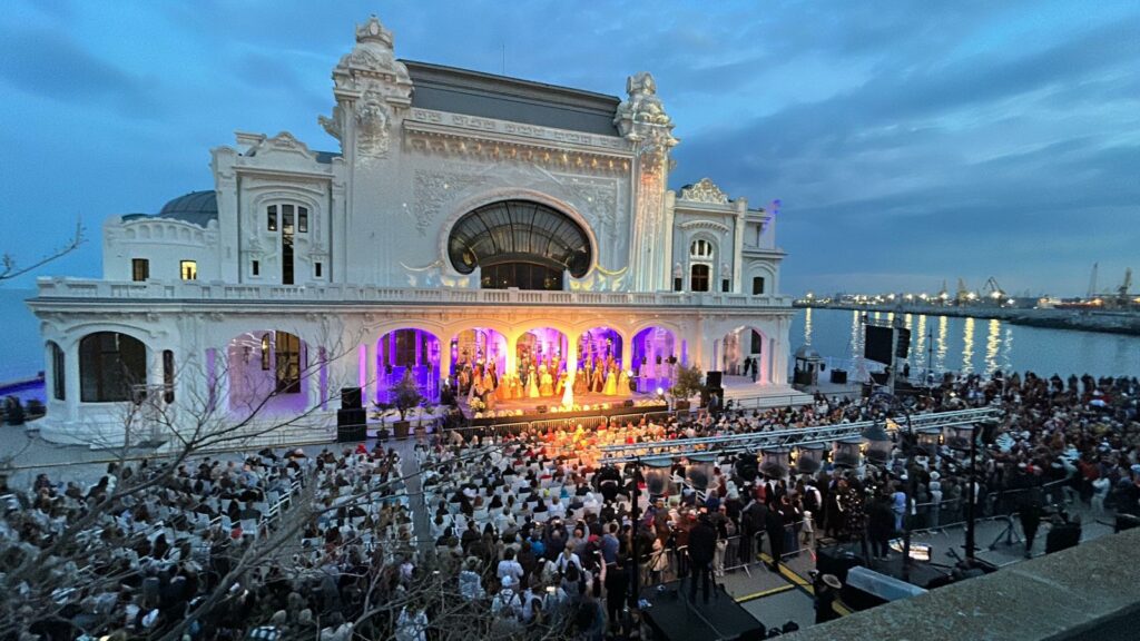 FOTO VIDEO Ultima zi de spectacol de la Zilele Constanței/ Peste 10.000 de oameni au trecut pragul Cazinolui în ultimele 4 zile 15 FOTO VIDEO Ultima zi de spectacol de la Zilele Constanței/ Peste 10.000 de oameni au trecut pragul Cazinolui în ultimele 4 zile Cazino 4